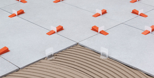 تراز کننده کاشی سرامیک وسیله ای است که برای تراز کردن سرامیک های مجاور هم در کف یا دیوار به کار می رود.